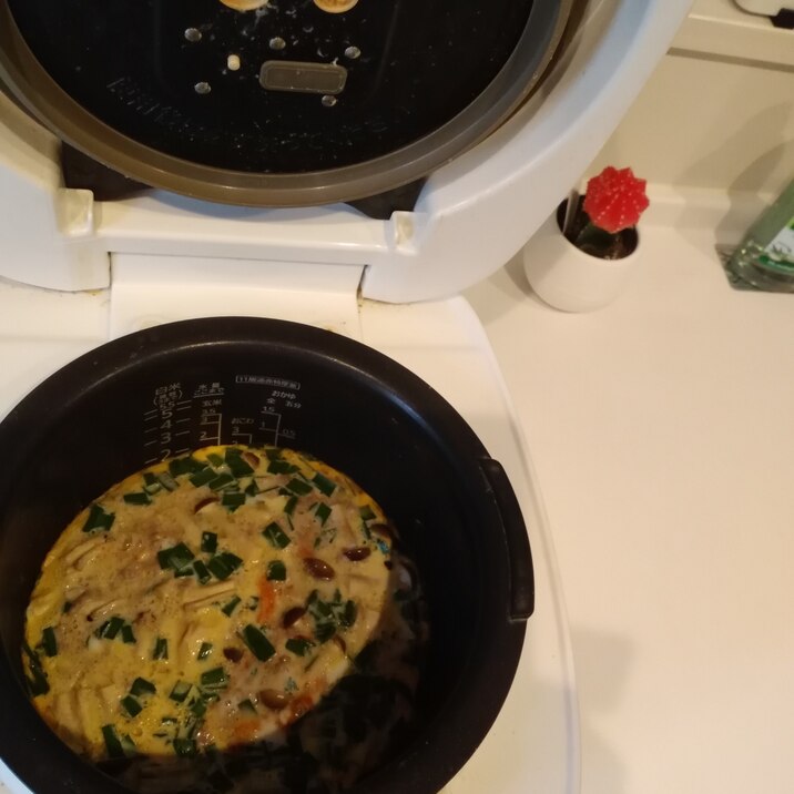 材料みっつ★炊飯器で豚キムチオムレツ